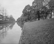 851640 Gezicht over de Stadsbuitengracht te Utrecht ter hoogte van het Pelmolenplantsoen naar het noorden. Links de ...